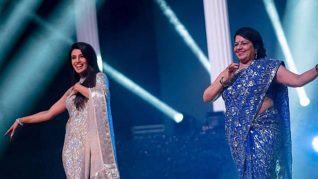Priyanka and her mom Madhu Chopra perform on a dance number.