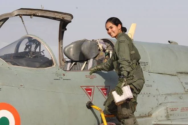 Flight Lieutenant AvanI ChaturvedI becomes the first indian woman fighter pilot to take a solo flight in MiG-21