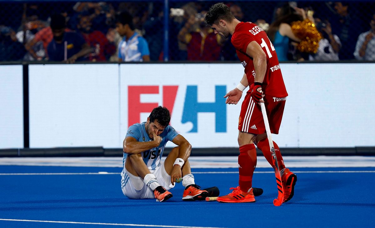 England stunned Olympic champions Argentina 3-2 to book their place in the semi-finals of the hockey World Cup.