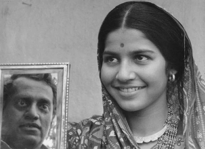 Utpal Dutt and Suhasini Mulay in <i>Bhuvan Shome</i>.