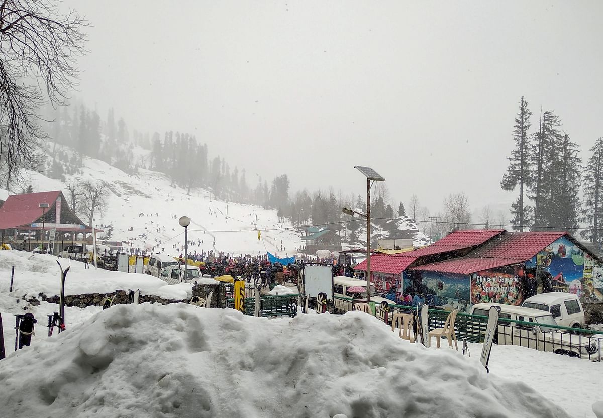 A fresh bout of snowfall covered the higher reaches of Jammu & Kashmir, Uttarakhand and Himachal Pradesh.