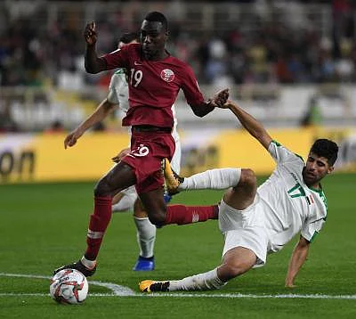 ABU DHABI, Jan. 23, 2019 (Xinhua) -- Alaa Ali Mhawi (R) of Iraq vies with Almoez Ali of Qatar during the 2019 AFC Asian Cup round of 16 match between Qatar and Iraq in Abu Dhabi, the United Arab Emirates, on Jan. 22, 2019. Qatar won 1-0 to progress through to the quarter finals. (Xinhua/Wu Huiwo/IANS)