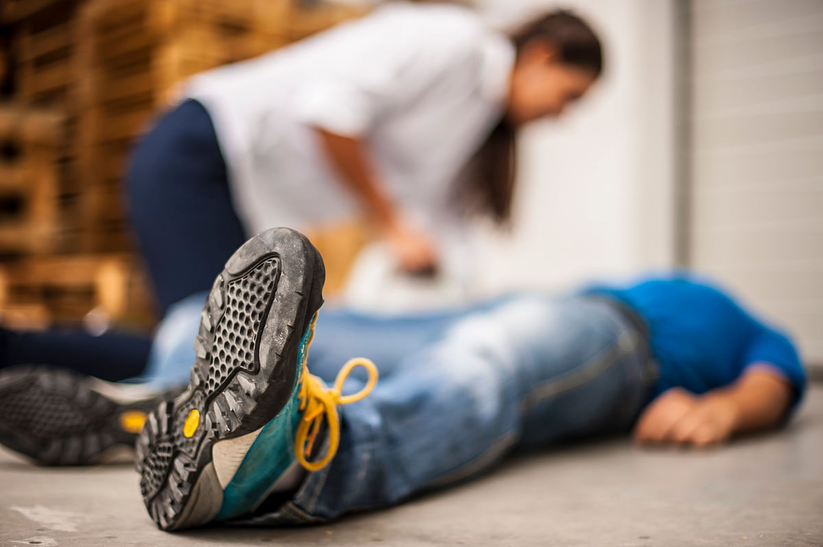 Fainting is characterized by a brief loss of consciousness which sets on rapidly and the recovery is spontaneous.