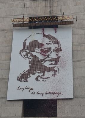 Naidu unveils wall mural of Mahatma Gandhi