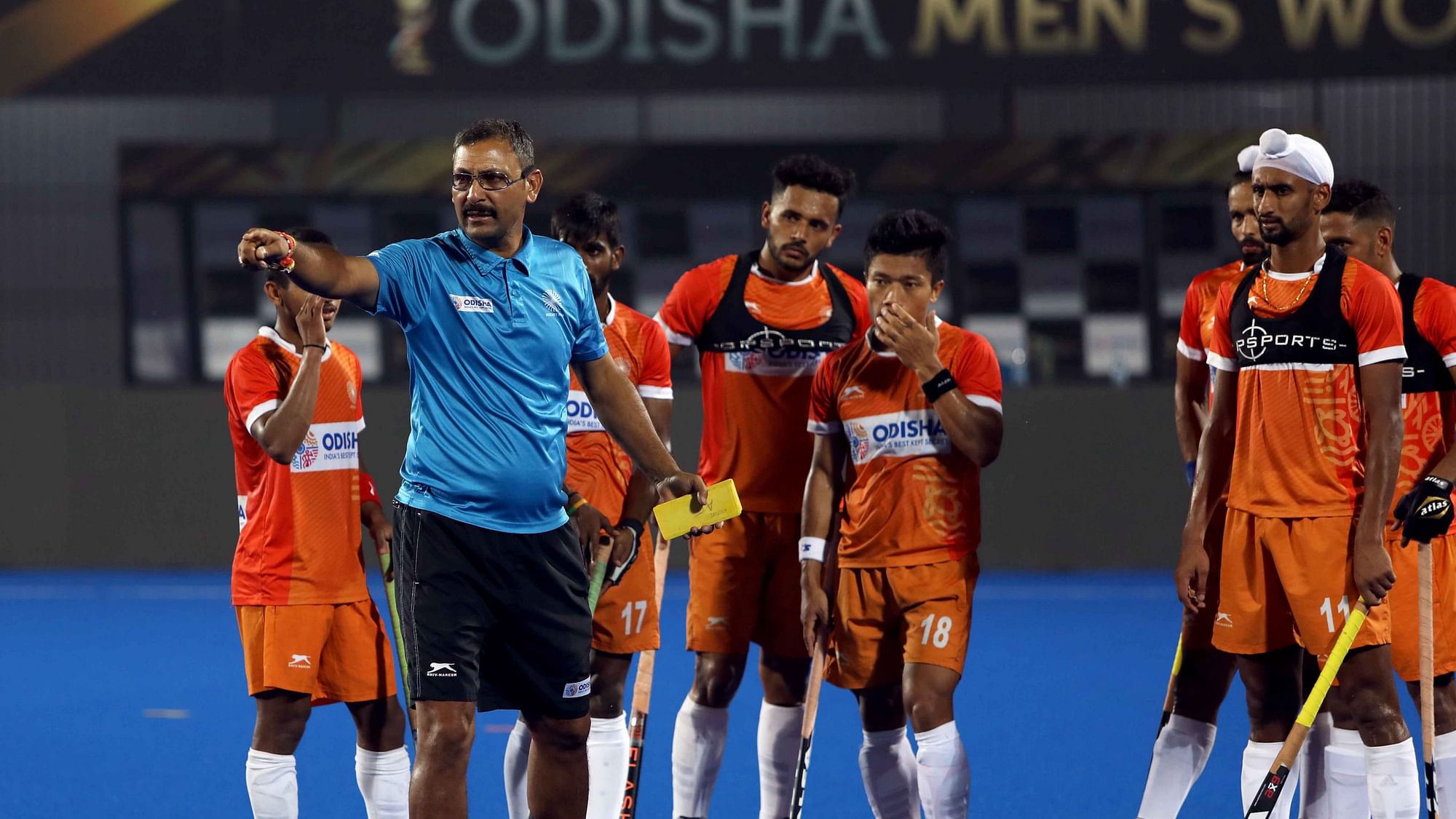 Harendra Singh has been sacked as the men’s national coach and will now once again coach the Indian junior team.&nbsp;