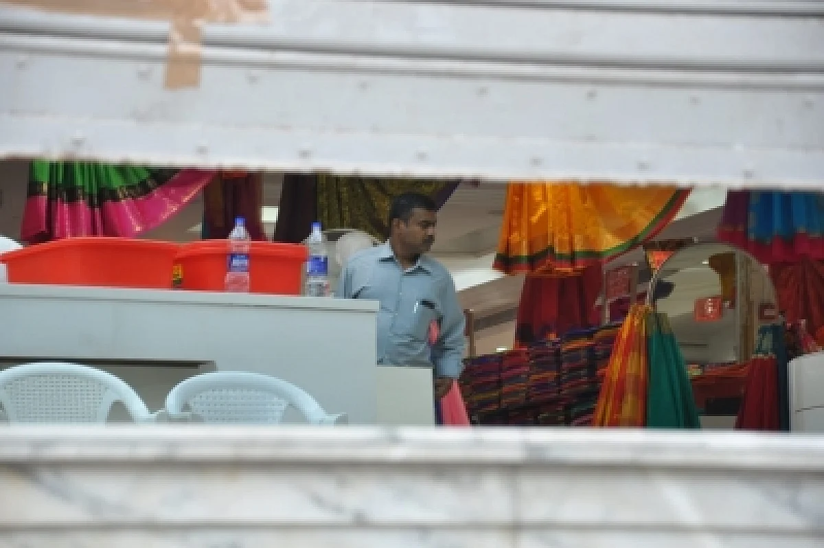 Popular retail outlet Saravana Stores was searched by IT officials on the suspicion of tax evasion.