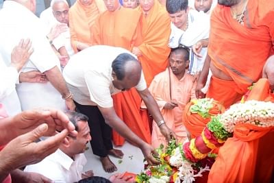 Tumakuru: Karnataka Chief Minister H.D. Kumarswamy pays tribute to Sri Shivakumara Swamiji, who passed away at the age of 111 at Siddaganga Mutt in Tumukuru, Karnataka on Jan 4, 2019. (Photo: IANS)