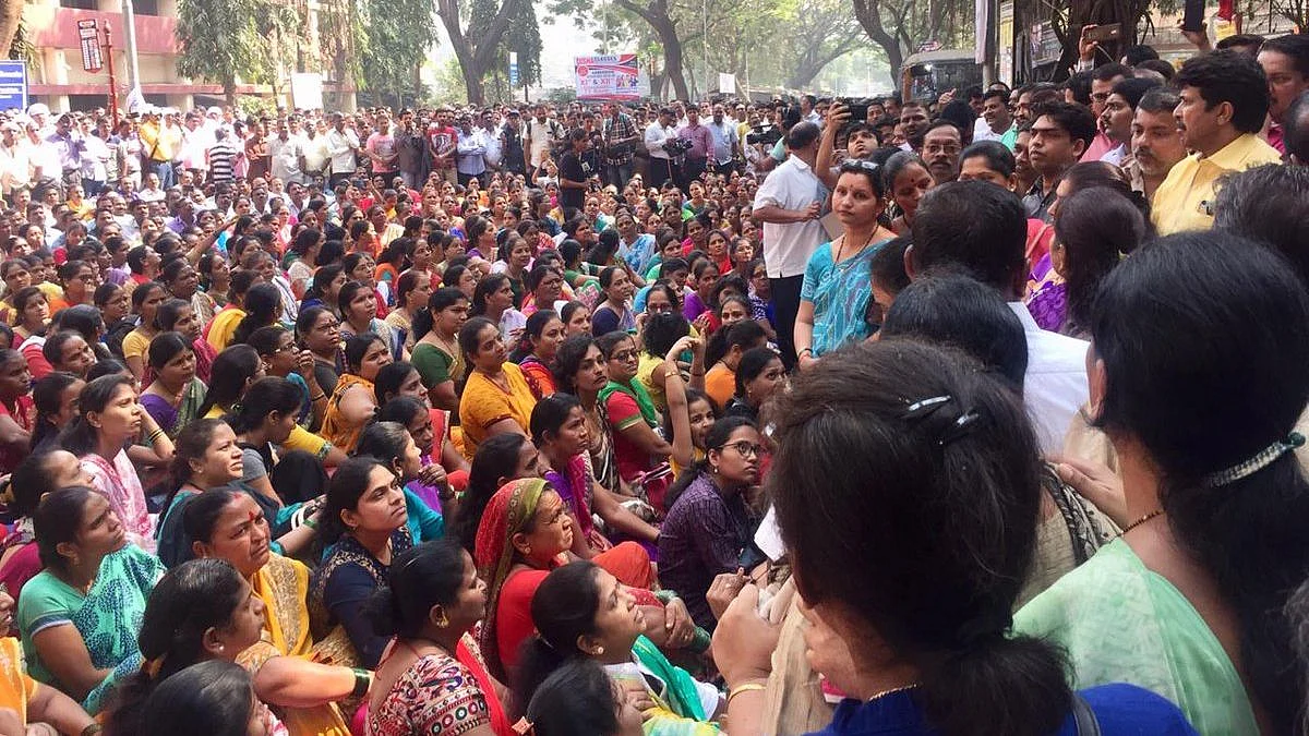 BEST workers and their family members protest.
