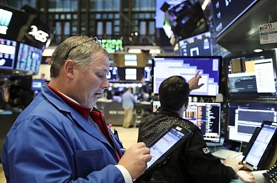 NEW YORK, Jan. 9, 2019 (Xinhua) -- Traders work at the New York Stock Exchange in New York, the United States, Jan. 9, 2019. U.S. stocks closed higher on Wednesday after the summary of Federal Reserve