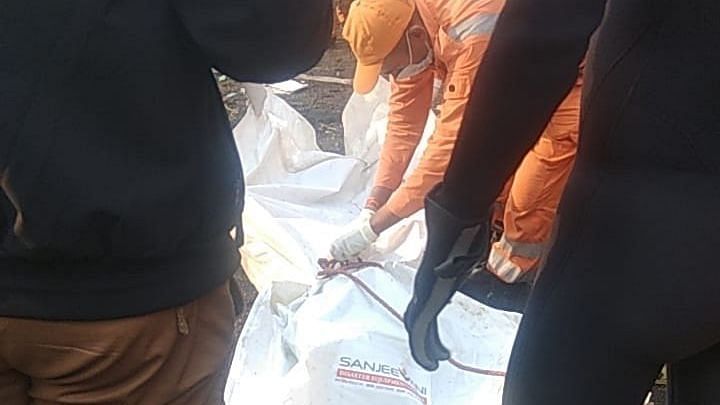Rescue team surrounding the recovered body of the miner in Meghalaya.