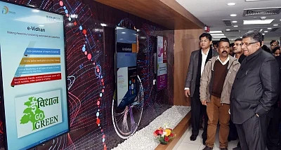 New Delhi: Union Minister for Electronics & Information Technology and Law & Justice Ravi Shankar Prasad visits after inaugurating the Command & Control Centre (CCC) and Centre of Excellence (CoE) for Artificial Intelligence in New Delhi on Jan 10, 2019. (Photo: IANS/PIB)