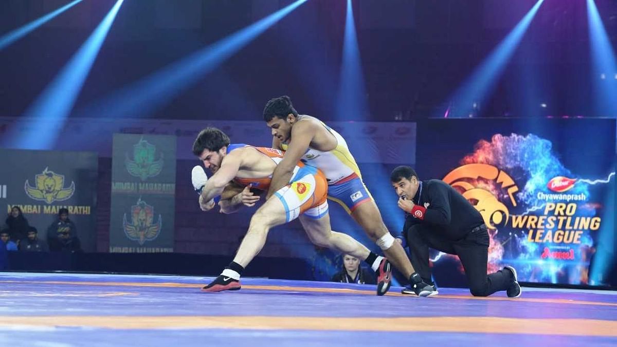 Harphool gave Mumbai an early lead, beating  Rajneesh 5-2 in an evenly contested bout in the 65 kg category.