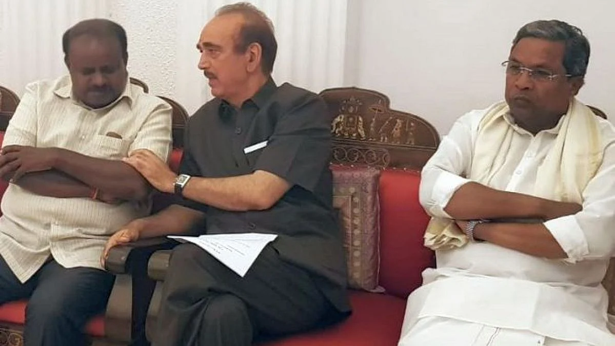 Siddaramaiah along with senior Congress and JD(S) leaders at Raj Bhavan.