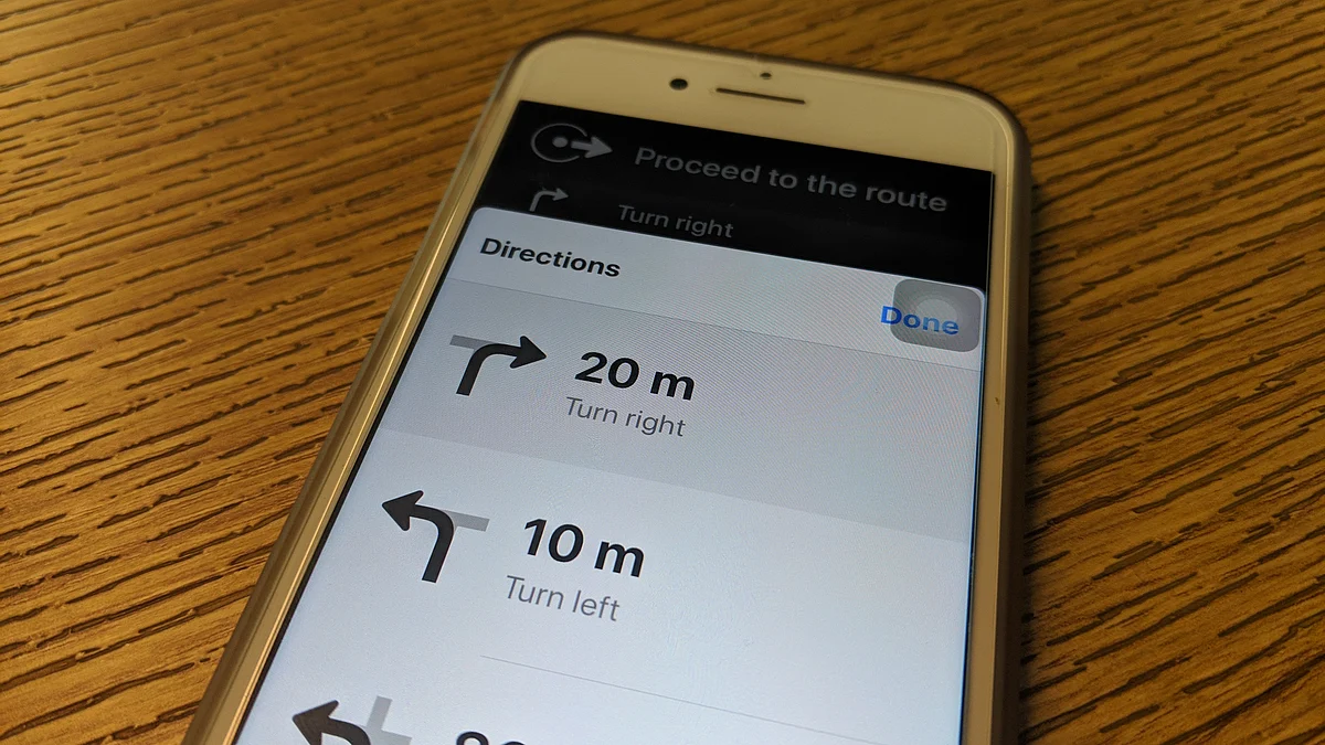 Precise reading of turns is available on Apple Maps. 