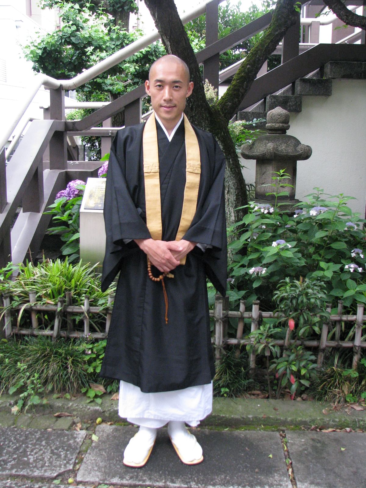 Japanese monks took to Twitter to show how agile they are in their traditional  garb