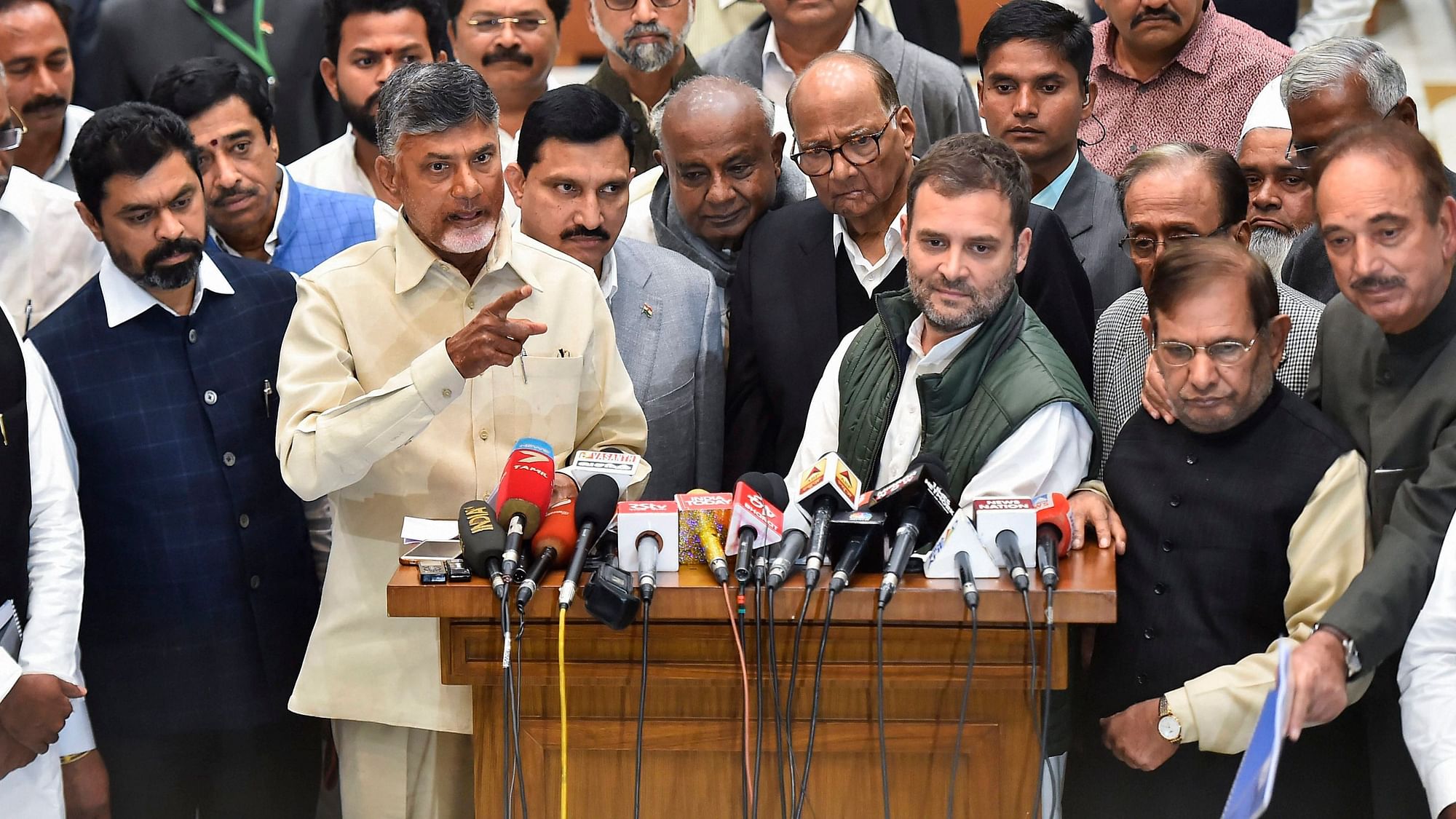Andhra Pradesh Chief Minister N Chandrababu Naidu (left) and Congress President Rahul Gandhi.