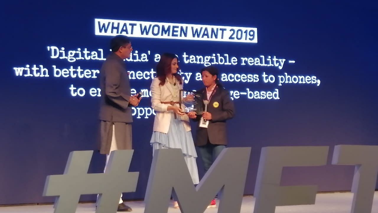 Taapsee Pannu and Jay Panda felicitating Sweta Shahi at the ‘Me, The Change’ event.