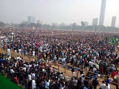 Kolkata: People throng Brigade Parade Ground during Mamata Banerjee