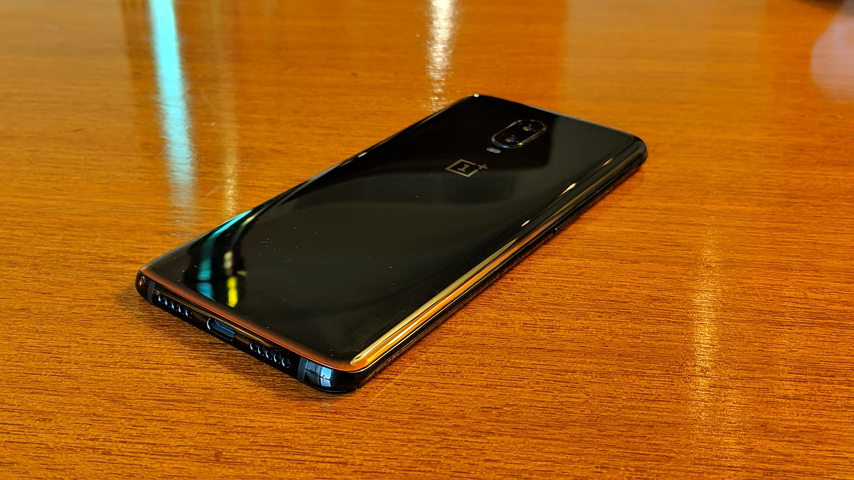The OnePlus 6T comes with an AMOLED display.