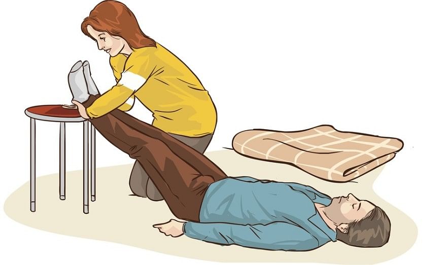 Here are the DOs and DON’Ts you should follow if someone collapses in front of you.