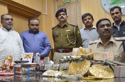 Bengaluru: Syed Riyaz, 49 and Syed Sher Ali 28, who were arrested with 6kg of sandalwood and unaccounted cash of Rs 35 lakh from their residence in Kattigenahalli being produced before a press in Bengaluru on Jan 5, 2019. (Photo: IANS)