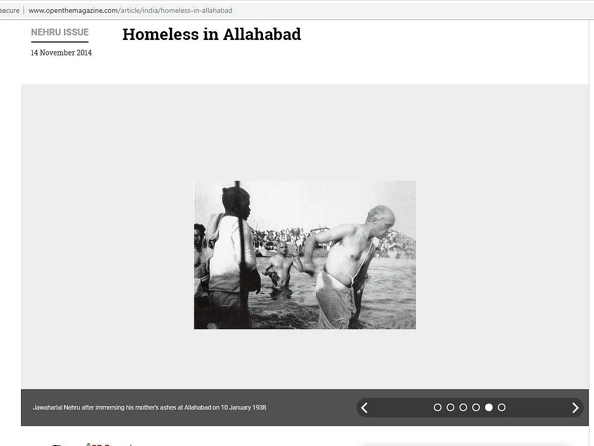 The photo of Jawaharlal Nehru during the immersion of his mother’s ashes. 