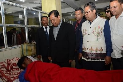 Golaghat: Assam Chief Minister Sarbananda Sonowal interacts with the victims of Assam hooch tragedy at Golaghat Civil Hospital in Assam on Feb 23, 2019. (Photo: IANS)