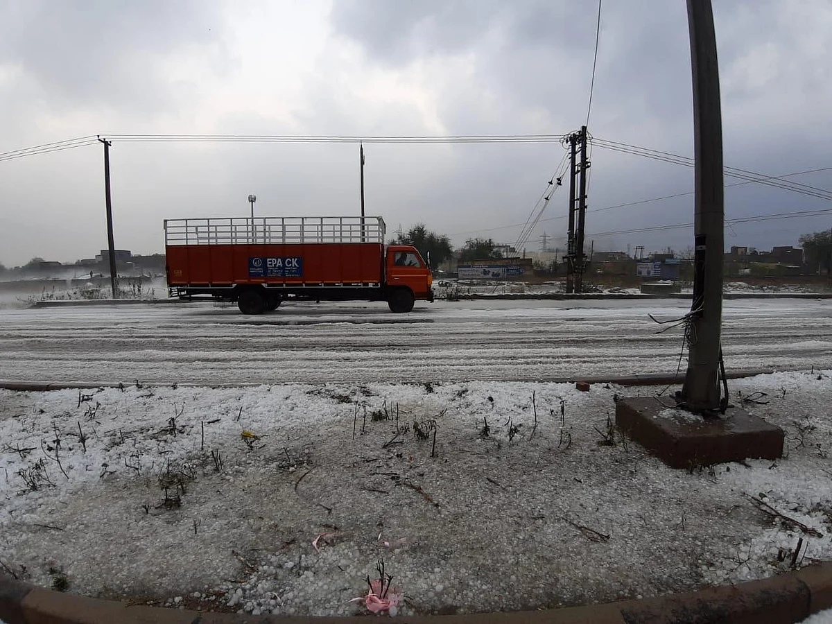 The intense hailstorm lasted for a few minutes.