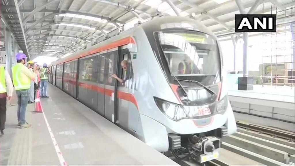 First train on Guangzhou Metro's first loop line arrives | GDToday