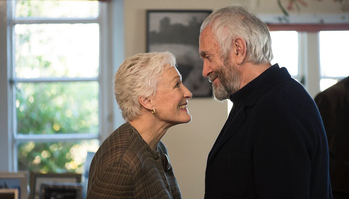 Glenn Close and Jonathan Pryce in a still from<i> The Wife</i>.