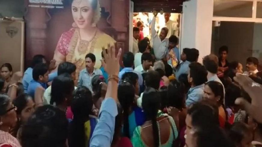 When a shopping mall in Telangana announced that it would be selling sarees for Rs 10 each, the owners seemed to have least anticipated any chaos. 