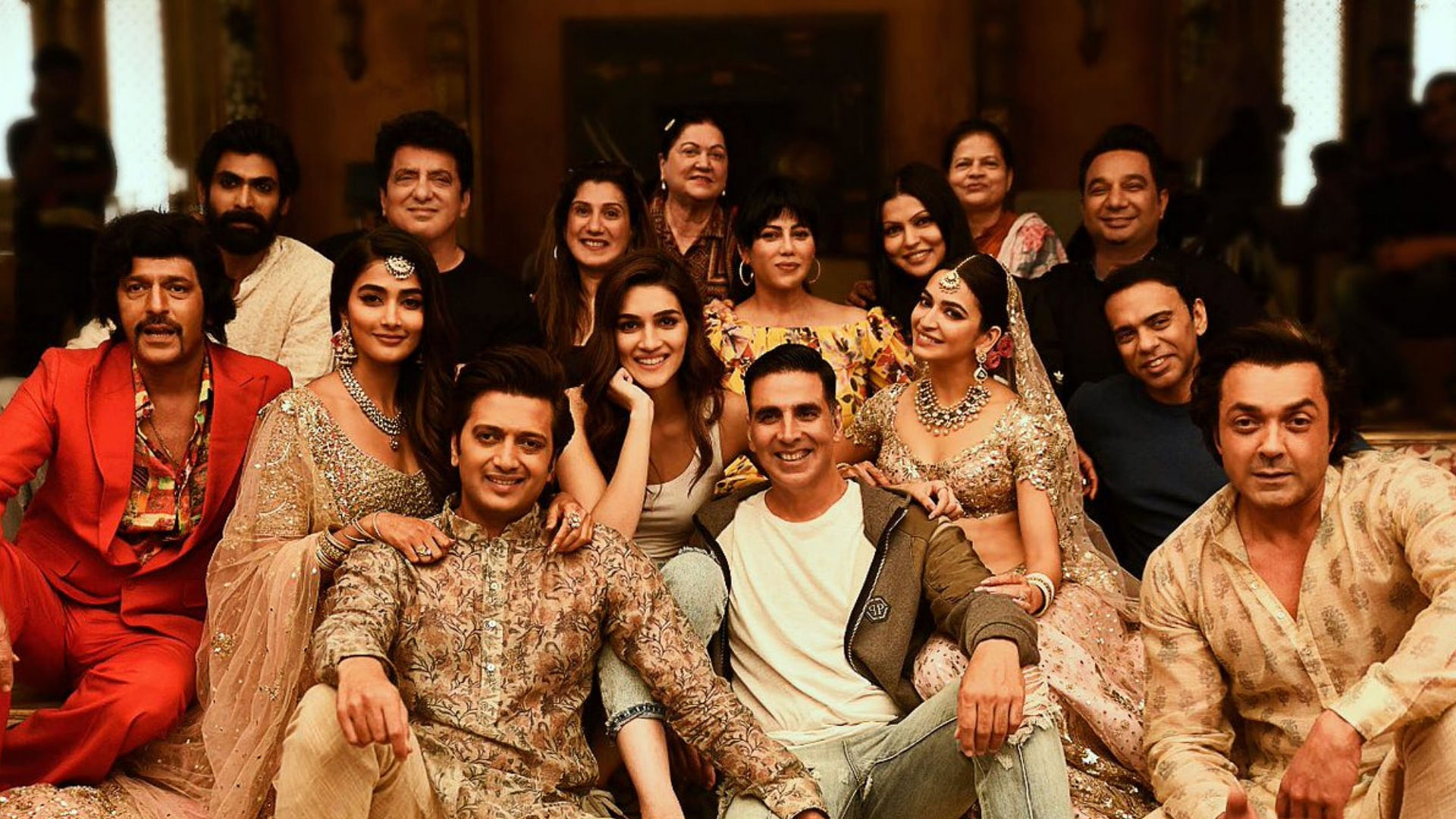 Kriti Sanon, Akshay Kumar and Riteish Deshmukh with the cast and crew of <i>Housefull 4</i>.