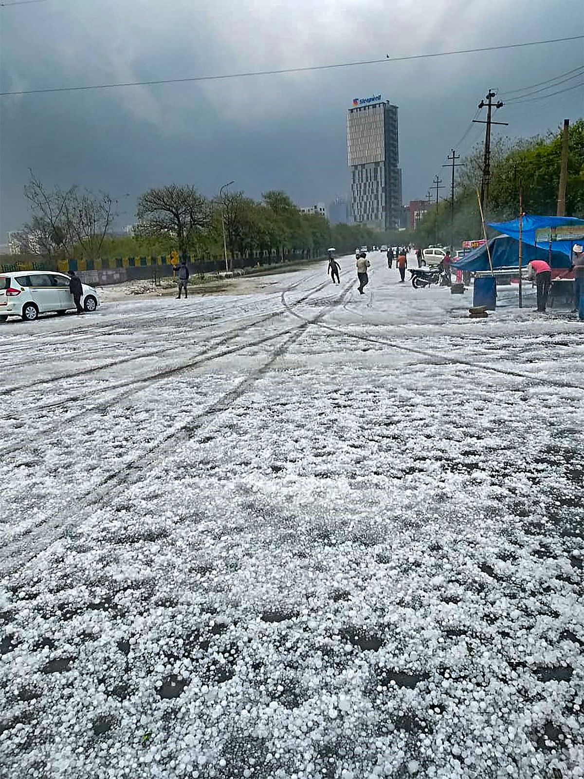 hailstorm-heavy-rainfall-disrupts-38-flights-in-delhi