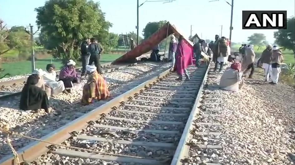 Visuals of the protest on the train tracks.&nbsp;