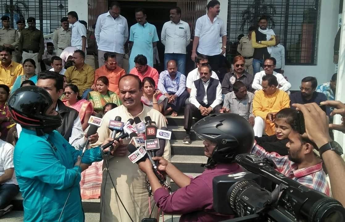 The journalists were protesting against the assault by BJP workers on a fellow journalist last week.