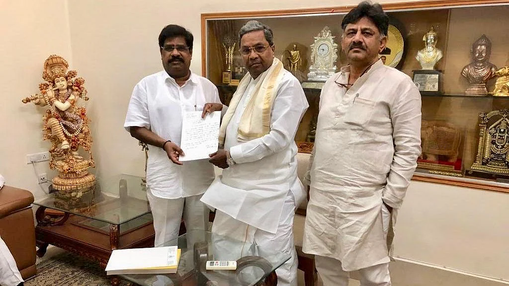 MLA H Nagesh (L) along with Siddaramaiah and DK Shivakumar