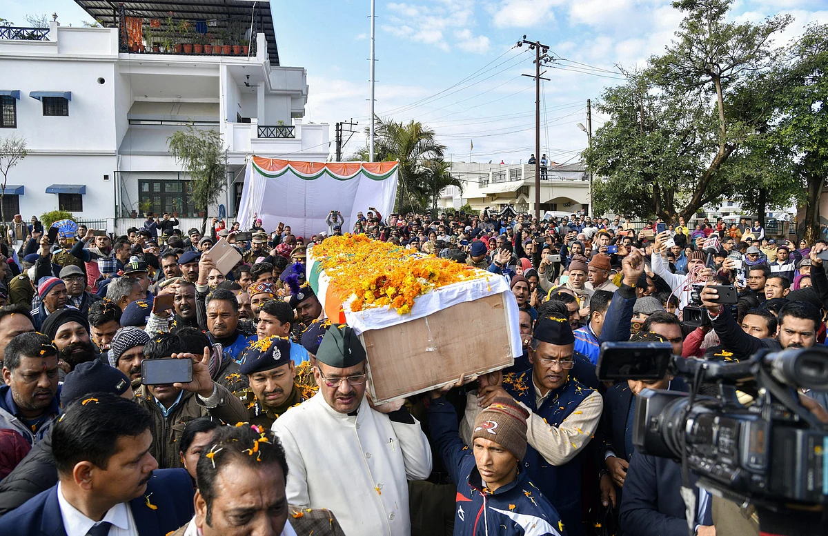 Uttarakhand Chief Minister Trivendra Singh Rawat paid his last respects to CRPF jawan Mohan Lal after the wreath-laying ceremony, in Dehradun on 16 February 2019. 