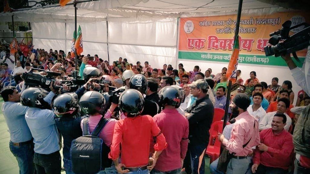 Journalists don helmets to meet BJP leaders in Raipur.&nbsp;