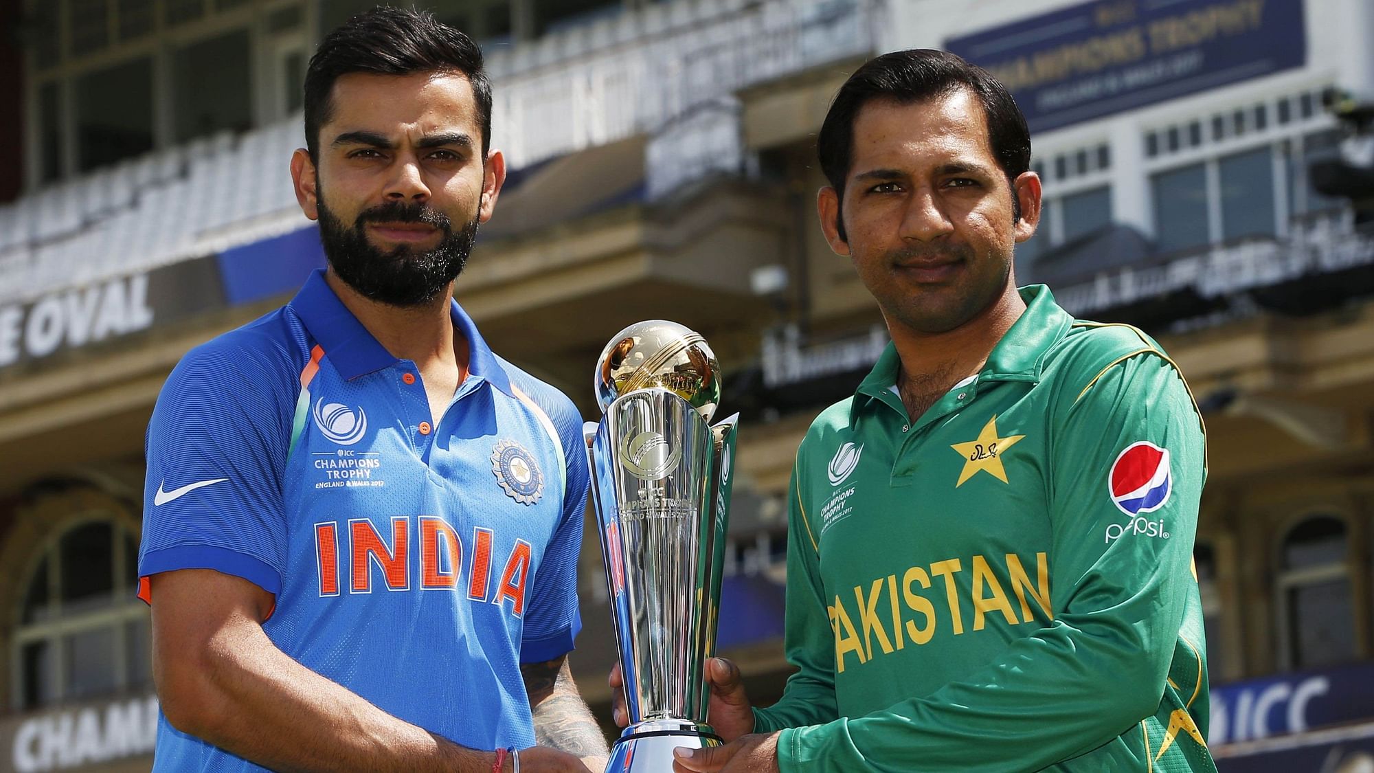 Virat Kohli and Sarfraz Ahmed pose with the trophy ahead of the ICC Champions Trophy 2017 final between India and Pakistan at London.