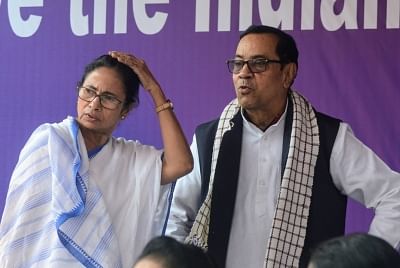 Kolkata: West Bengal Chief Minister Mamata Banerjee with Samajwadi Party (SP) leader Kiranmoy Nanda, who joined her during a sit-in (dharna) protest over the CBI