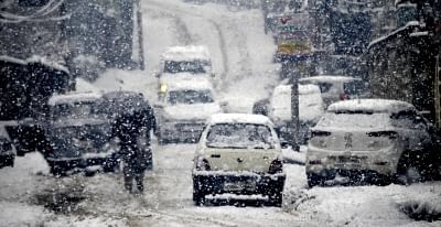 Heavy snow in J&K, roads closed, flights cancelled