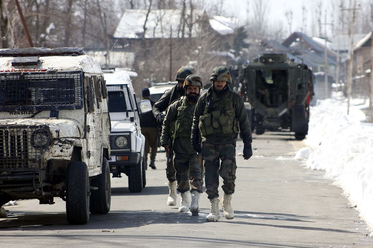 Police said, the militants threw the grenade at a police party in the city centre Lal Chowk.