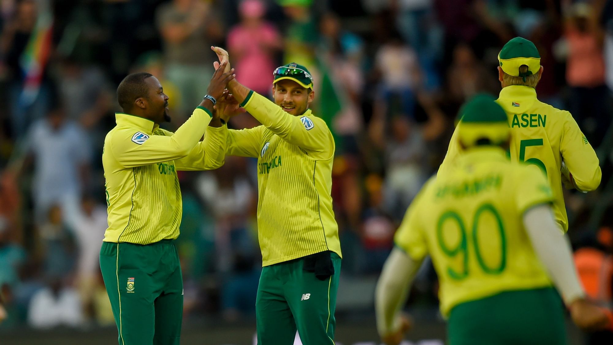 South African players celebrate after winning the second T20I against Pakistan by 7 runs.