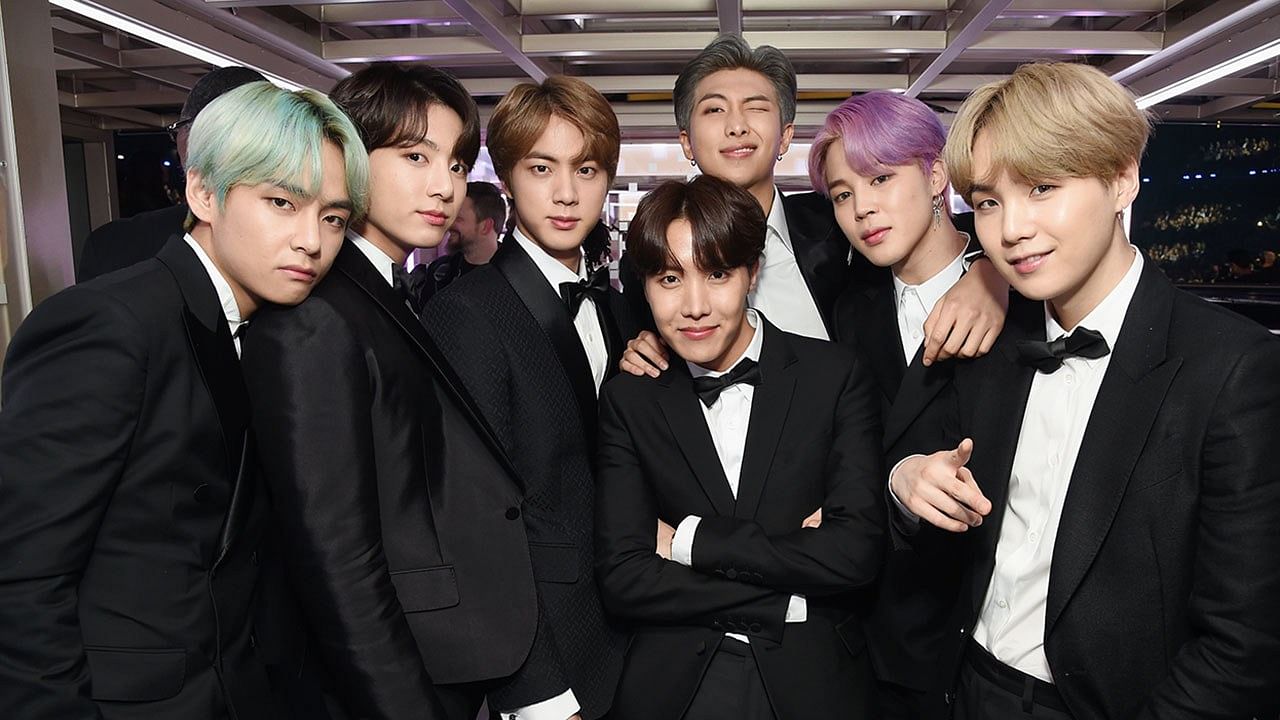 BTS posing for the shutterbugs at Grammy 2019.