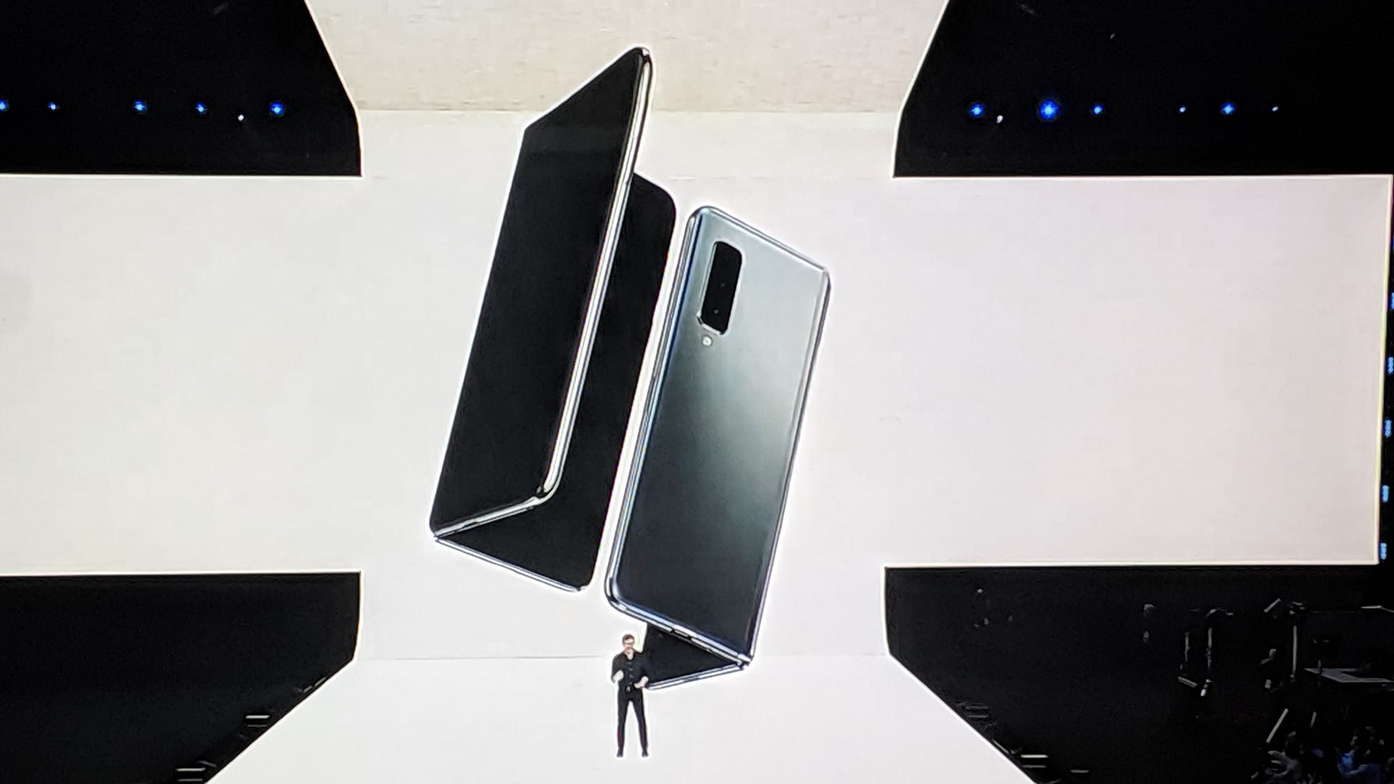Galaxy Fold carries two batteries, supported by a single power source.&nbsp;