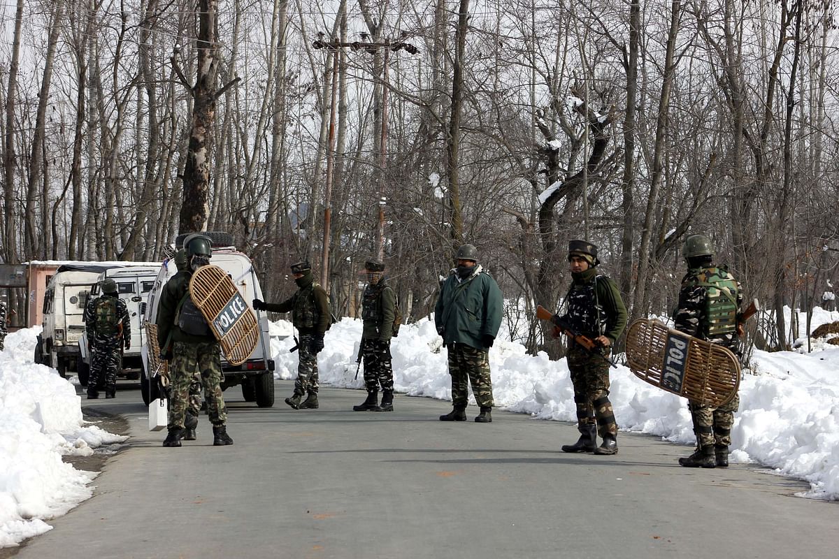 Police said, the militants threw the grenade at a police party in the city centre Lal Chowk.