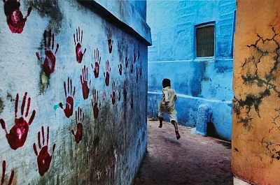 Steve McCurry, Boy in Mid-Flight. (Photo Courtesy: Sotheby