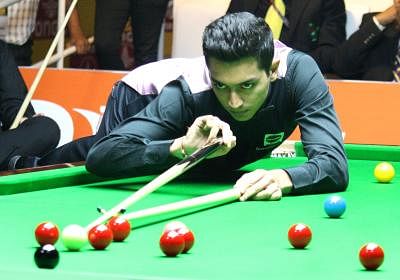 Aditya Mehta plays against Stephen Maguire at the semi final match of the Indian Open World Ranking Snooker Tournament in New Delhi on Oct.17, 2013. (Photo: Amlan Paliwal/IANS)