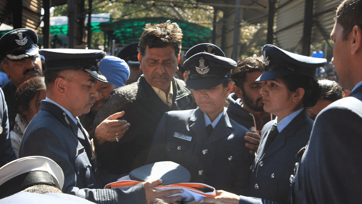 In uniform, the deceased officer’s wife, Aarti Singh(second from left), who is also a squadron leader, laid a wreath before the last rites were performed.