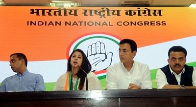 New Delhi: Actress Urmila Matondkar accompanied by party spokesperson Randeep Singh Surjewala and leaders Sanjay Nirupam and Milind Deora, addresses after joining the party in New Delhi, on March 27, 2019. (Photo: IANS)